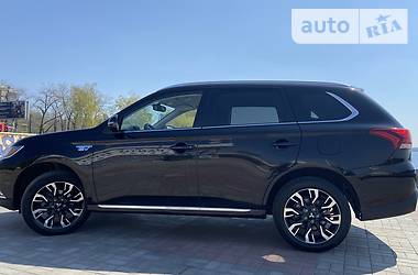 Позашляховик / Кросовер Mitsubishi Outlander 2017 в 