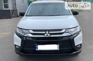 Позашляховик / Кросовер Mitsubishi Outlander 2016 в 