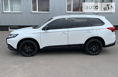 Позашляховик / Кросовер Mitsubishi Outlander 2016 в 