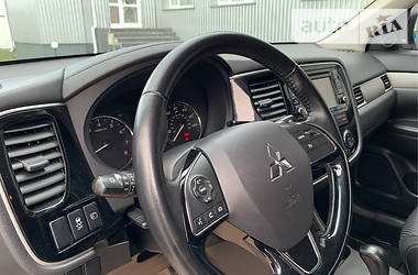 Позашляховик / Кросовер Mitsubishi Outlander 2016 в 