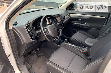 Позашляховик / Кросовер Mitsubishi Outlander 2016 в 