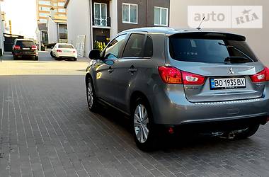 Позашляховик / Кросовер Mitsubishi Outlander 2013 в 