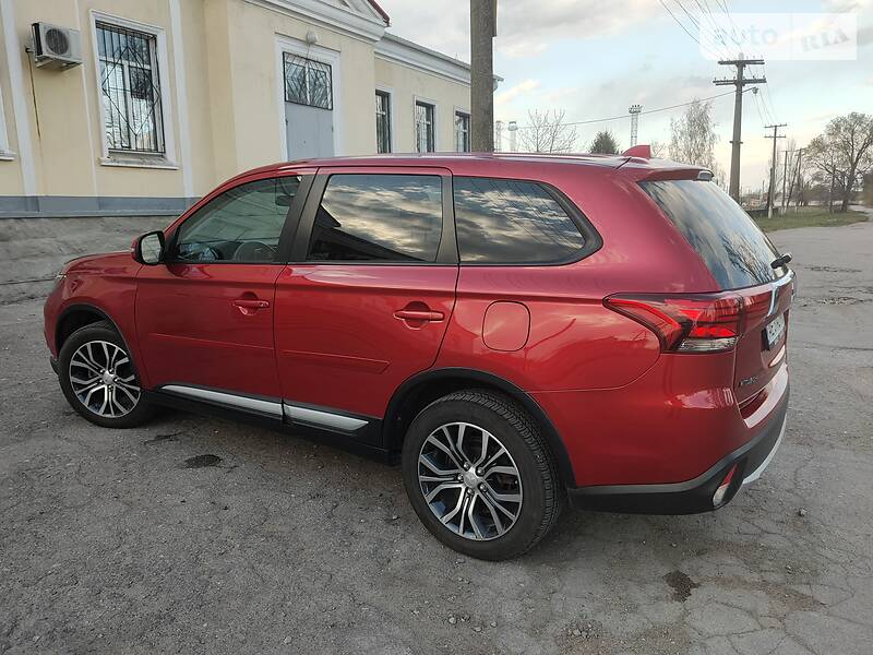 Позашляховик / Кросовер Mitsubishi Outlander 2015 в Новомосковську