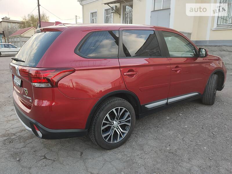 Позашляховик / Кросовер Mitsubishi Outlander 2015 в Новомосковську