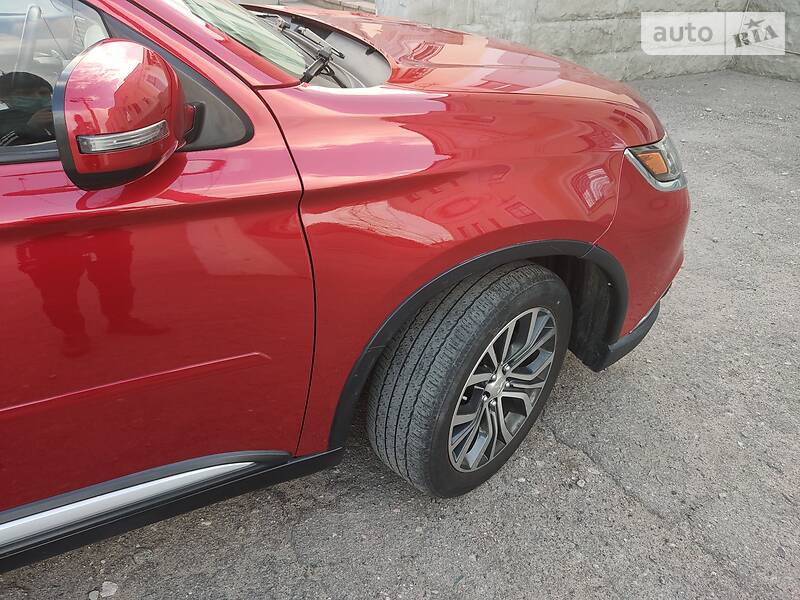 Позашляховик / Кросовер Mitsubishi Outlander 2015 в Новомосковську