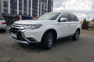 Позашляховик / Кросовер Mitsubishi Outlander 2016 в 