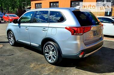 Позашляховик / Кросовер Mitsubishi Outlander 2017 в 