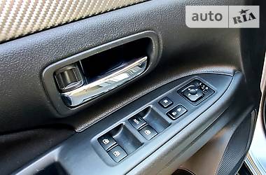 Позашляховик / Кросовер Mitsubishi Outlander 2017 в 