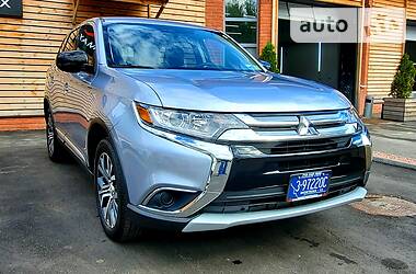 Позашляховик / Кросовер Mitsubishi Outlander 2017 в 