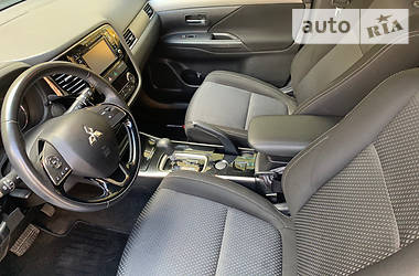 Позашляховик / Кросовер Mitsubishi Outlander 2016 в 