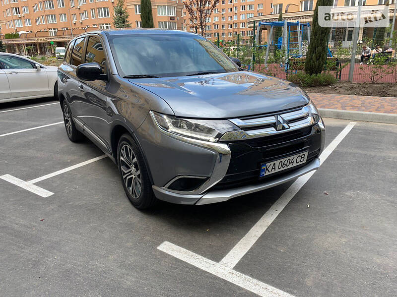Позашляховик / Кросовер Mitsubishi Outlander 2016 в 