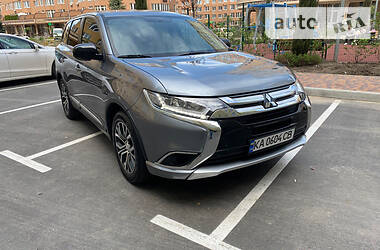 Позашляховик / Кросовер Mitsubishi Outlander 2016 в 