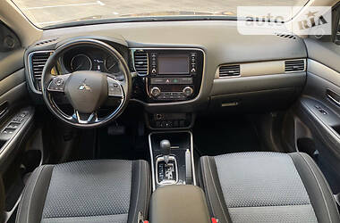 Позашляховик / Кросовер Mitsubishi Outlander 2016 в 