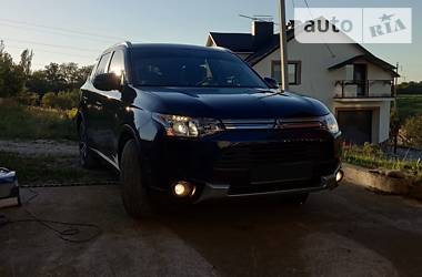 Позашляховик / Кросовер Mitsubishi Outlander 2014 в 