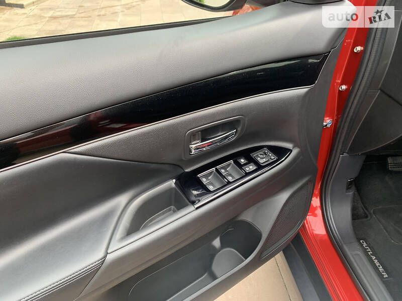 Позашляховик / Кросовер Mitsubishi Outlander 2019 в Києві