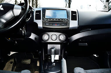 Внедорожник / Кроссовер Mitsubishi Outlander 2010 в 