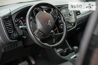 Внедорожник / Кроссовер Mitsubishi Outlander 2016 в Старом Самборе