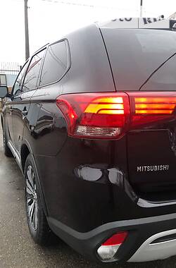 Позашляховик / Кросовер Mitsubishi Outlander 2019 в Києві