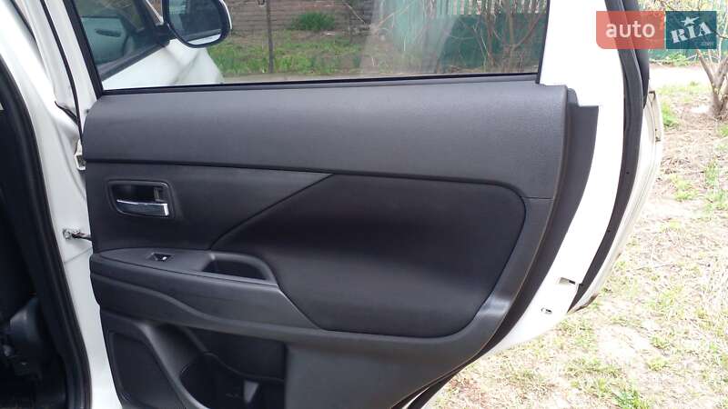 Позашляховик / Кросовер Mitsubishi Outlander 2015 в Дніпрі