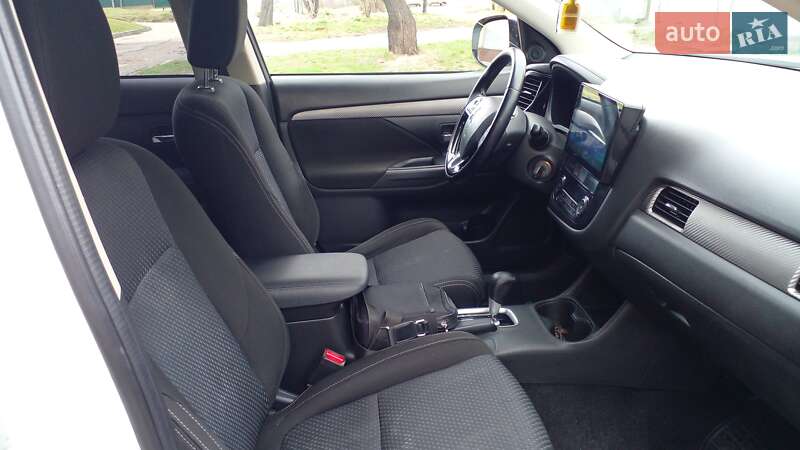 Позашляховик / Кросовер Mitsubishi Outlander 2015 в Дніпрі