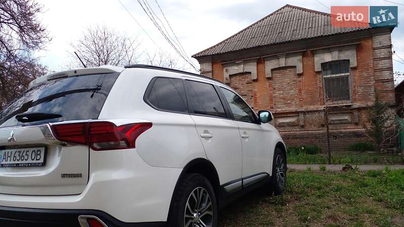 Позашляховик / Кросовер Mitsubishi Outlander 2015 в Дніпрі