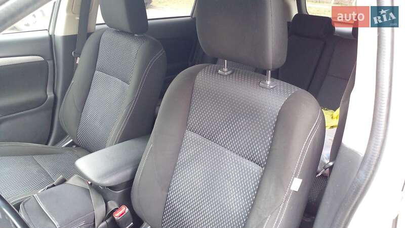 Позашляховик / Кросовер Mitsubishi Outlander 2015 в Дніпрі