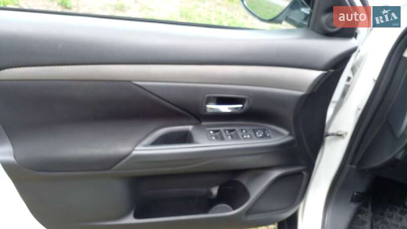 Позашляховик / Кросовер Mitsubishi Outlander 2015 в Дніпрі