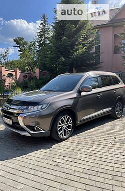 Позашляховик / Кросовер Mitsubishi Outlander 2015 в Чернівцях