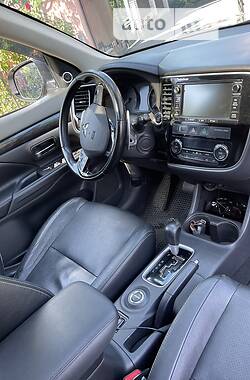 Позашляховик / Кросовер Mitsubishi Outlander 2015 в Чернівцях