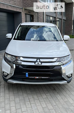 Позашляховик / Кросовер Mitsubishi Outlander 2015 в Львові