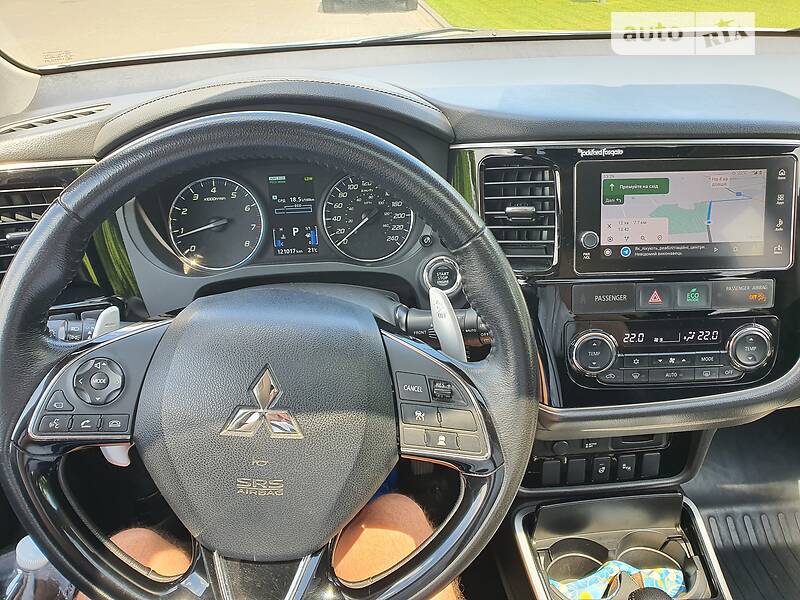 Позашляховик / Кросовер Mitsubishi Outlander 2017 в Києві