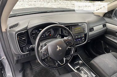 Внедорожник / Кроссовер Mitsubishi Outlander 2017 в 