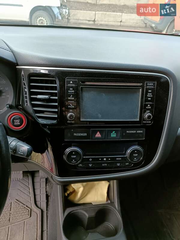 Внедорожник / Кроссовер Mitsubishi Outlander 2015 в Запорожье