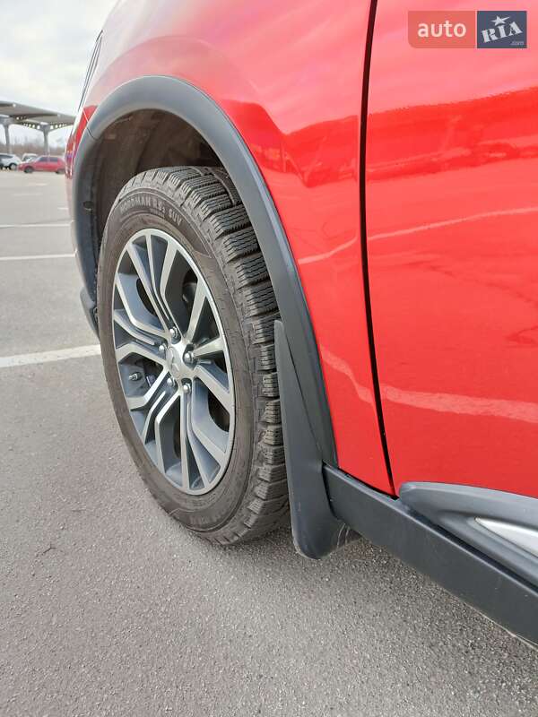 Внедорожник / Кроссовер Mitsubishi Outlander 2015 в Запорожье