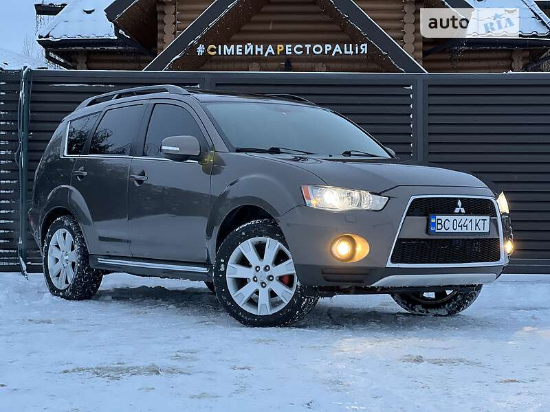 Внедорожник / Кроссовер Mitsubishi Outlander 2011 в Стрые