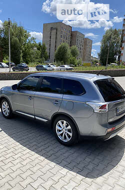 Внедорожник / Кроссовер Mitsubishi Outlander 2014 в Киеве