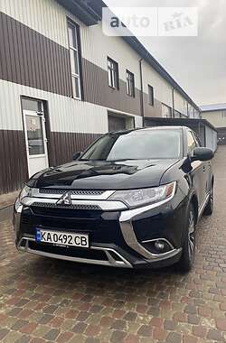 Внедорожник / Кроссовер Mitsubishi Outlander 2020 в Киеве