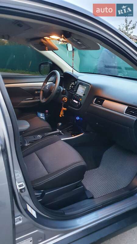 Внедорожник / Кроссовер Mitsubishi Outlander 2017 в Ивано-Франковске