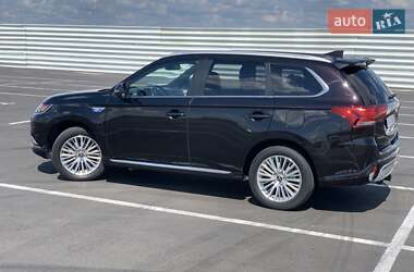 Внедорожник / Кроссовер Mitsubishi Outlander 2019 в 