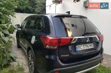 Внедорожник / Кроссовер Mitsubishi Outlander 2017 в 