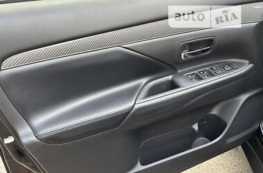 Внедорожник / Кроссовер Mitsubishi Outlander 2019 в 