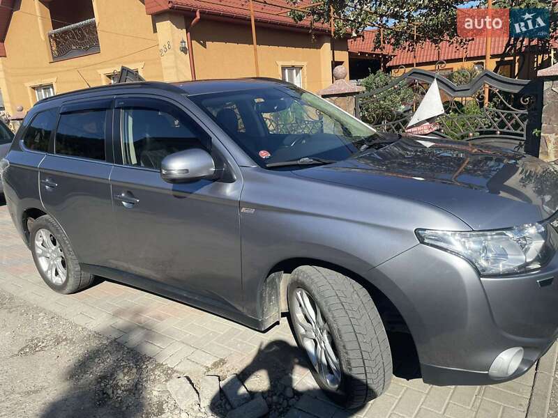 Внедорожник / Кроссовер Mitsubishi Outlander 2012 в Иршаве