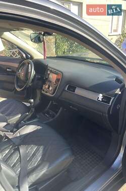 Внедорожник / Кроссовер Mitsubishi Outlander 2012 в 