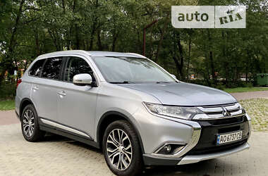 Внедорожник / Кроссовер Mitsubishi Outlander 2017 в 
