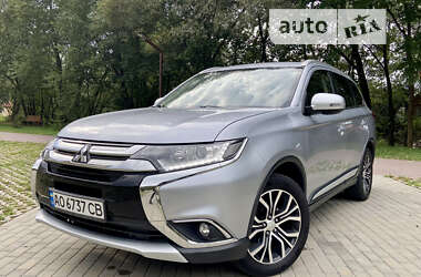 Внедорожник / Кроссовер Mitsubishi Outlander 2017 в 