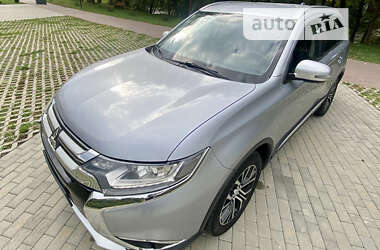 Внедорожник / Кроссовер Mitsubishi Outlander 2017 в 