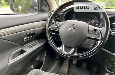 Внедорожник / Кроссовер Mitsubishi Outlander 2017 в 
