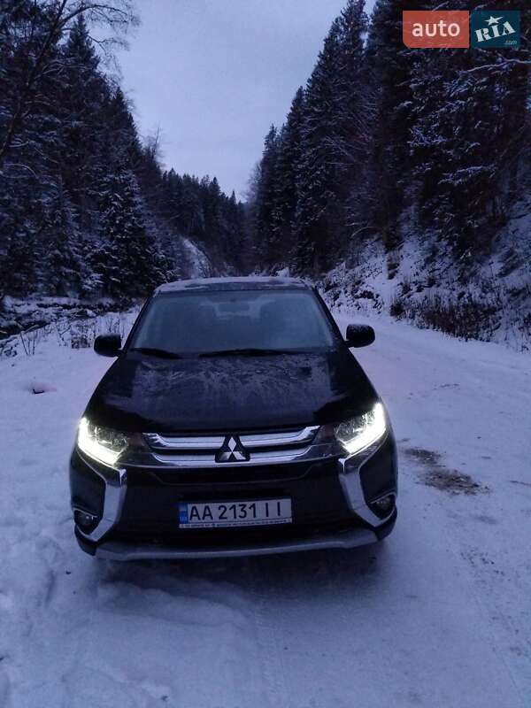 Позашляховик / Кросовер Mitsubishi Outlander 2016 в Києві