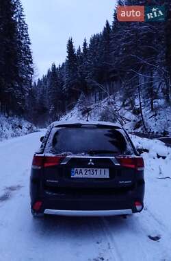 Позашляховик / Кросовер Mitsubishi Outlander 2016 в Києві
