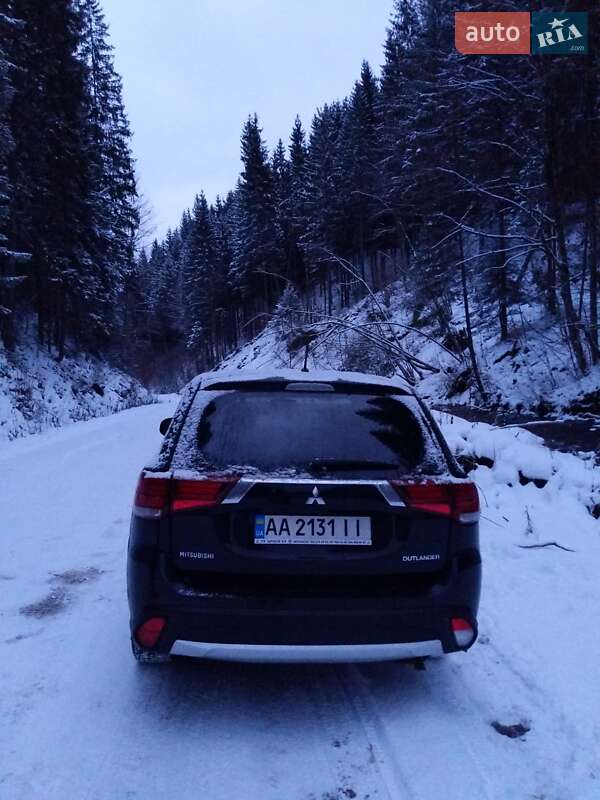 Позашляховик / Кросовер Mitsubishi Outlander 2016 в Києві